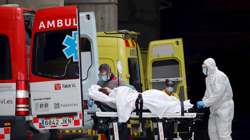 Personal sanitario recibe a una enferma en la entrada de Urgencias del Hospital de Bellvitge, en Barcelona, este lunes. EFE/Andreu Dalmau