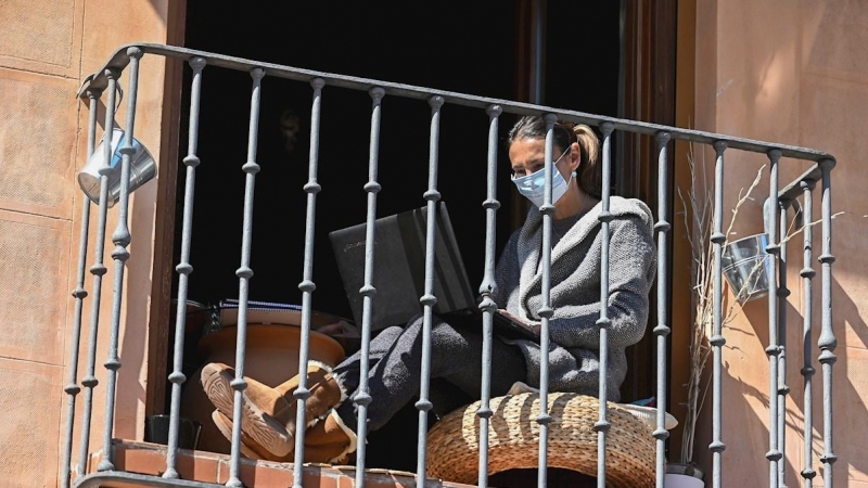 Una mujer en el balcón de su vivienda en Alcalá de Henares (Madrid) este jueves, jornada decimonovena desde que se decretase el estado de alarma por la epidemia del coronavirus. EFE/Fernando Villar