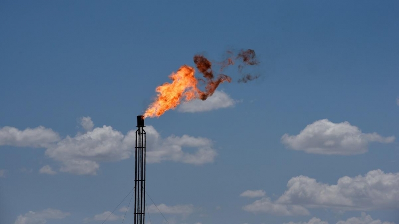 Una llamarada quema el exceso de gas de una planta de gas en el área de producción de petróleo de la cuenca del Pérmico cerca de Wink, Texas, Estados Unidos (REUTERS)