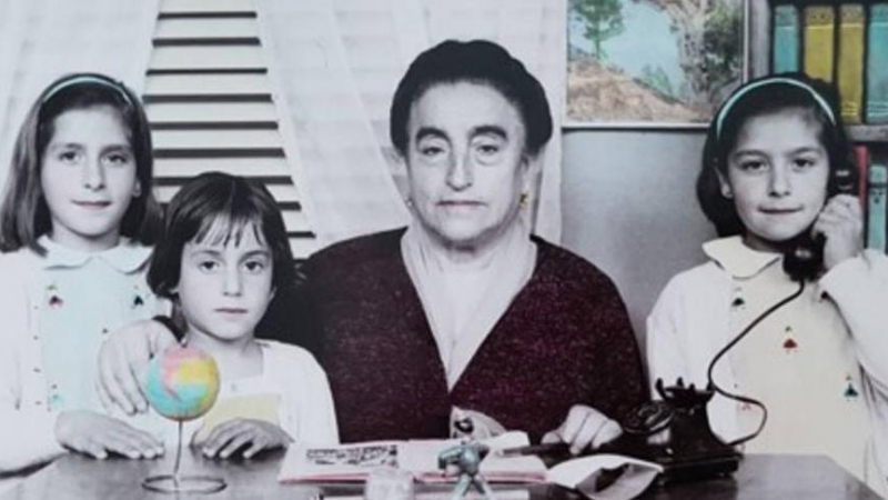 Ángela Ruiz Robles, precursora del ebook, con sus nietas. / CPEIG