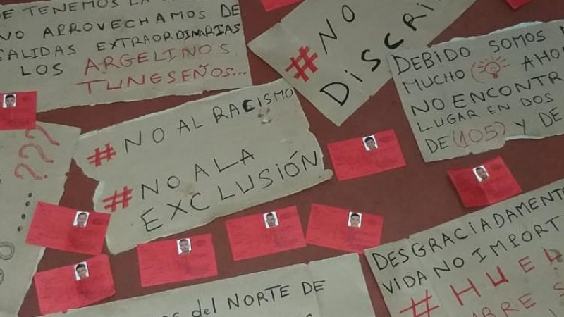 Carteles contra la discriminación hechos en el CETI de Ceuta. / PÚBLICO