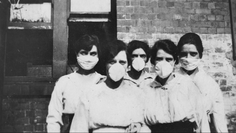 Un grupo de mujeres se tapa con mascarillas durante la pandemia de 1918.