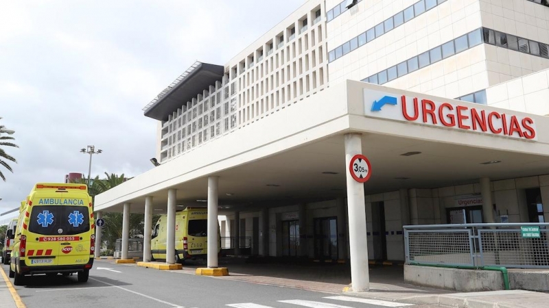 03/04/2020.- Varias ambulancias en la puerta de Urgencias del Hospital Universitario Insular de Gran Canaria. EFE/ Elvira Urquijo A./Archivo
