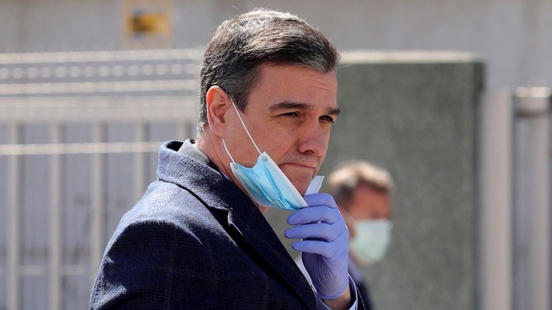 03/04/2020.- El presidente del gobierno, Pedro Sánchez, visita este viernes las instalaciones de la empresa Hersill, en Móstoles (Madrid). / EFE - JUANJO MARTÍN