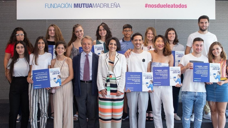 Entrega de los Premios 'Nos duele a todos' en 2019 con la antigua delegada del Gobierno para la violencia de género, Rebeca Palomo, y el director general de la Fundación Mutua Madrileña, Lorenzo Cooklin.