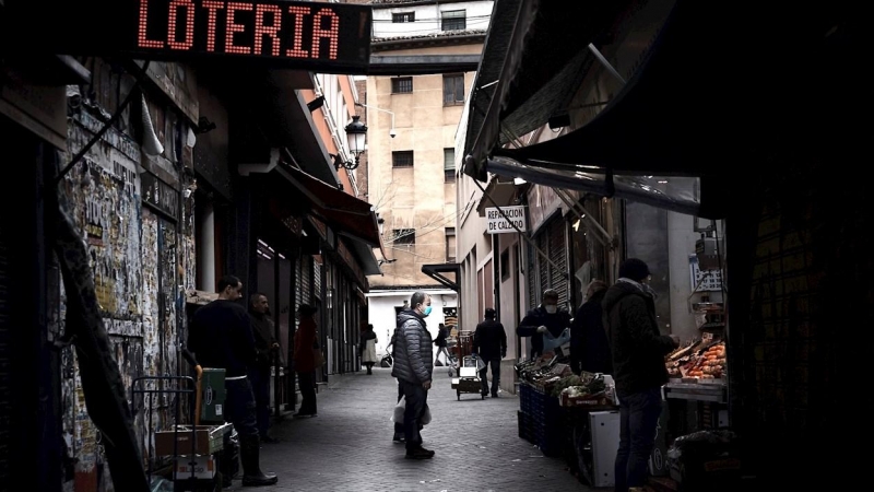29/03/2020 - Un hombre espera su turno en una frutería del Mercado de Antón Martín en Madrid. / EFE - ANA MÁRQUEZ