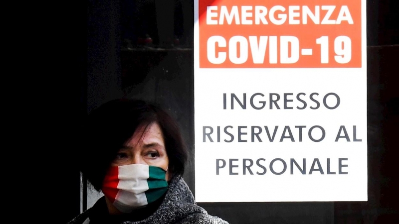 02/04/2020.- Una mujer lleva una mascarilla en un hospital de Nápoles, Italia. EFE/Ciro Fusco