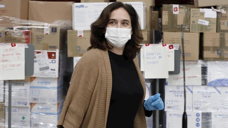 La alcaldesa de Barcelona Ada Colau supervisa la entrega de una partida de 12 toneladas de material sanitario el pasado jueves (02-04-20)./Andreu Dalmau (EFE)