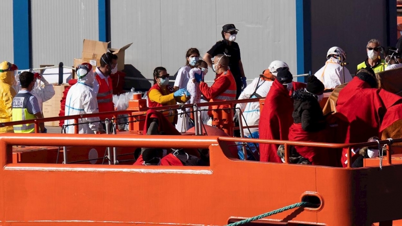 Rescate de un grupo de migrantes rescatados en el puerto de Los Cristianos . EFE/ Miguel Barreto