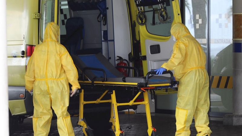 Personal del Servicio Canario de Salud prepara este jueves una ambulancia en la puerta de Urgencias del Hospital Universitario Insular de Gran Canaria. EFE/Elvira Urquijo A.