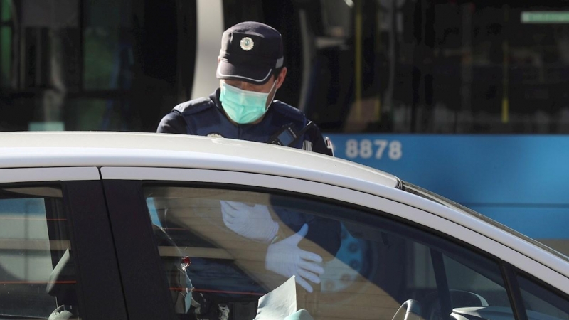 03/04/2020.- Agentes de la Policía Local realizan un control en la madrileña Plaza Castilla, este viernes. Los españoles se mantienen en situación de confinamiento un nuevo fin de semana, con la advertencia de que los controles de carreteras se intensific