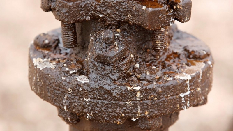 Petróleo y apelmazados en un gato de una bomba de extracción en un campo de la C del Pérmico, en Texas (EEUU). REUTERS / Angus Mordant