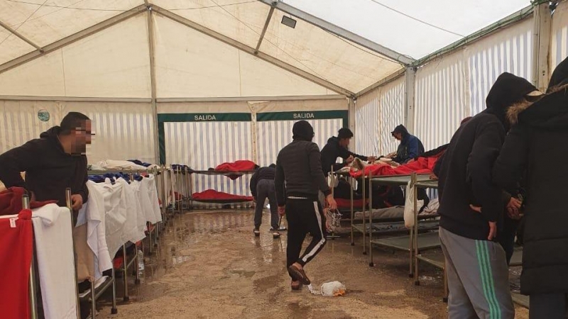 Menores confinados en tres carpas en el V Pino, en las afueras de Melilla.  Imágenes cedidas por Solidary Wheels.