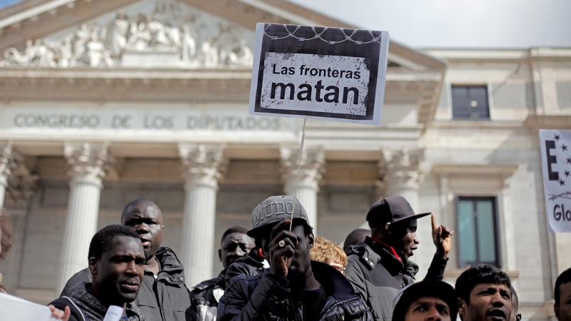 Manteros frente al Congreso. Imagen cedida por Byron Maher - Sindicato de Manteros de Madrid