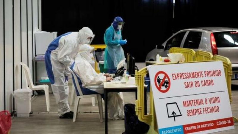 Voluntarios creando el prototipo de respirador de emergencia. EFE