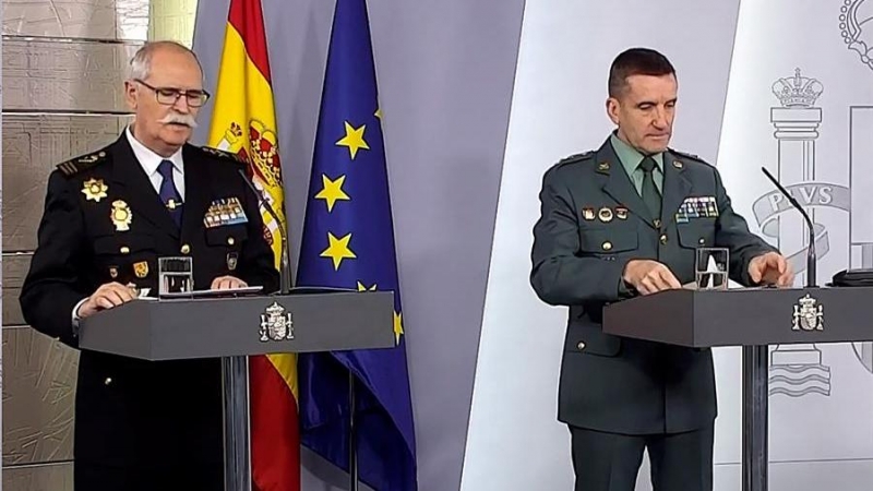 El subdirector general de Logística e Innovación de la Policía Nacional, el comisario principal José García Molina, y el jefe del Estado Mayor de la Guardia Civil, José Manuel Santiagodurante la rueda de prensa ofrecida este domingo. EFE