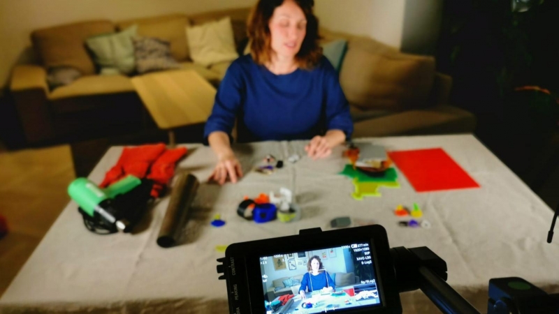 Laura es una teletrabajadora que aprovecha la cuarentena para grabar vídeos para impartir cursos de joyería online.