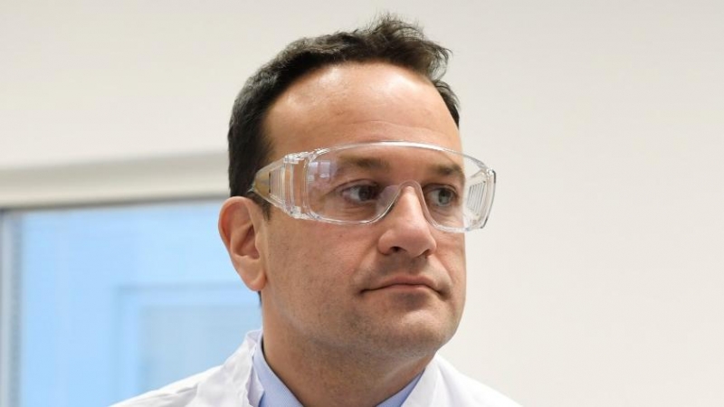 El primer ministro irlandés, Leo Varadkar, visita el Laboratorio Nacional de Referencia de Virus UCD, University College Dublin, en medio del brote de coronavirus. / EUROPA PRESS