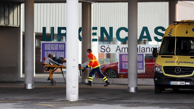 Una ambulancia llega con un enfermo a las urgencias del Hospital Lucus Augusti, en Lugo. EFE/Eliseo Trigo