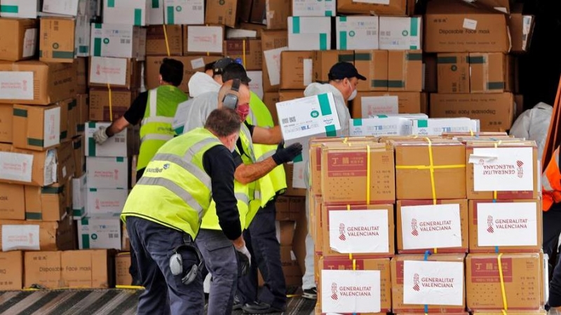 06/04/2020.- Operarios del aeropuerto de Manises comienzan la descarga de las 65 toneladas de material sanitario que la Generalitat Valenciana ha comprado a China. EFE/Juan Carlos Cárdenas