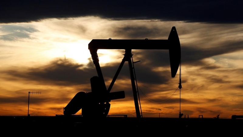 El sol se pone detrás de un gato de la bomba de petróleo crudo en una plataforma de perforación en la cuenca del Pérmico en el condado de Loving, Texas, Estados Unidos.(REUTERS / Angus Mordant)