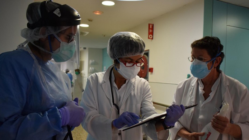 Tres treballadors de l'Hospital Santa Caterina parlant sobre l'assistència dels malalts del covid-19 el 6 d'abril de 2020. ACN/ Departament de Salut.