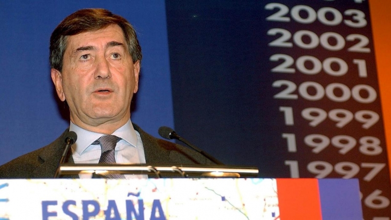 Fotografía de archivo de diciembre de  2003 de Alfonso Cortina, que fue presidente de Repsol de 1996 a 2004, fallecido a los 76 años por el coronavirus. EFE/JuanJo Martín