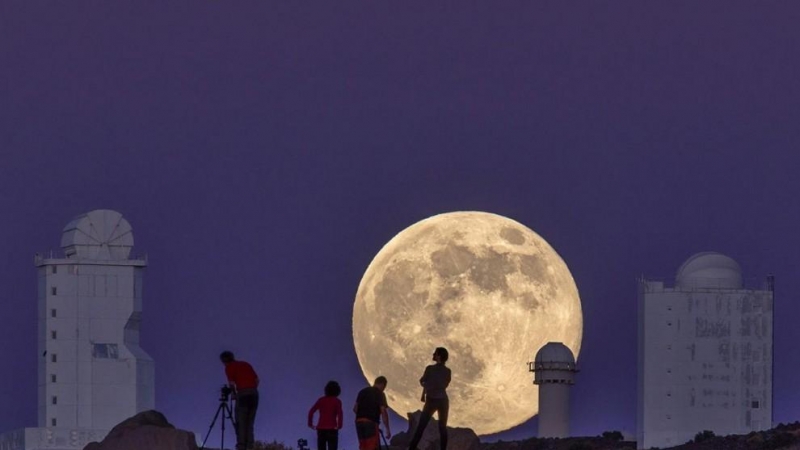 SUPERLUNA CAPTADA DESDE EL OBSERVATORIO DEL TEIDE, EN CANARIAS. / DANIEL LÓPEZ/IAC