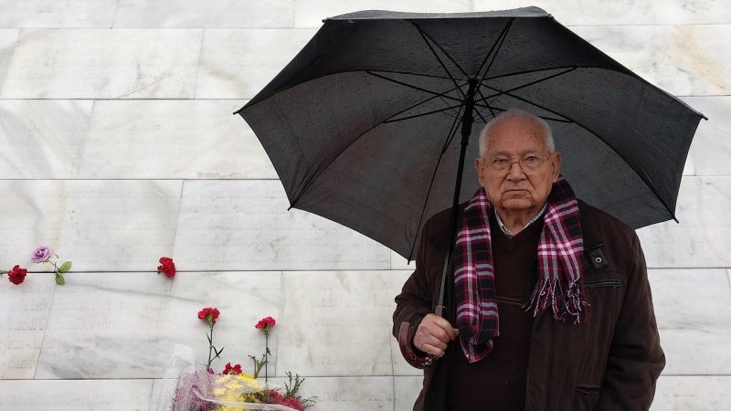 Guzmán Guzmán, en el monumento del cementerio de San Rafael. B.D.