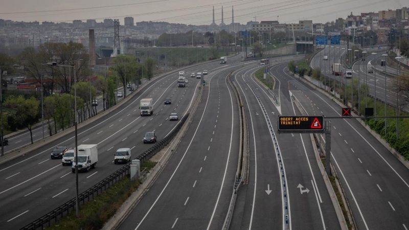 Autopista propera a Barcelona gairebé buida durant el confinament. EUROPA PRESS / DAVID ZORRAKINO