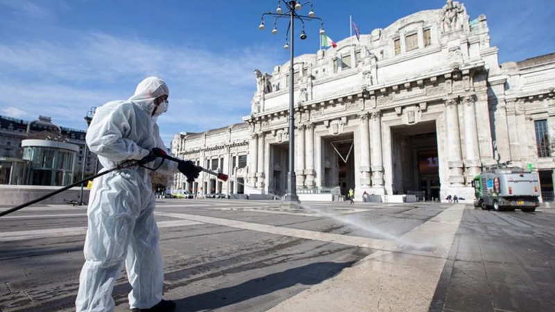 servicio de desinfeccion en Italia. / EFE