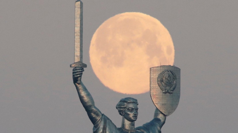 La superluna rosa en Kiev.  REUTERS/Valentyn Ogirenko