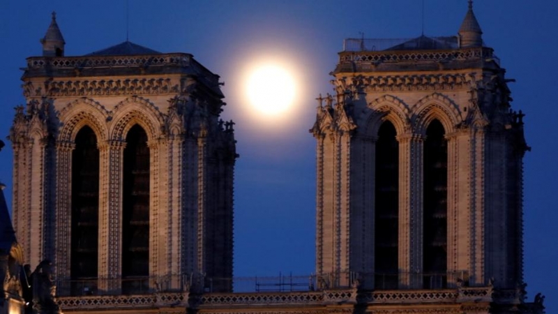 La superluna rosa se eleva entre las dos torres de la Catedral de Notre Dame, Francia. REUTERS / Charles Platiau