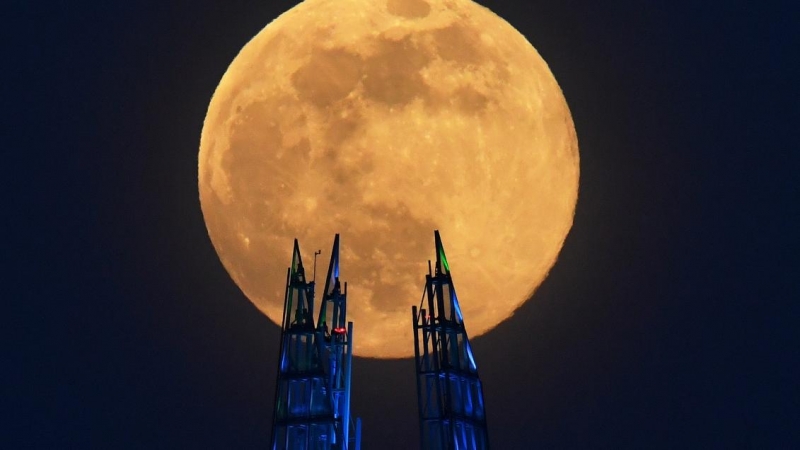 La Superluna Rosa se eleva sobre el rascacielos Shard en Londres. REUTERS / Dylan Martinez