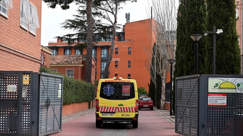 Una ambulancia accede a la residencia de ancianos Monte Hermoso de Madrid. EFE/Fernando Villar/Archivo