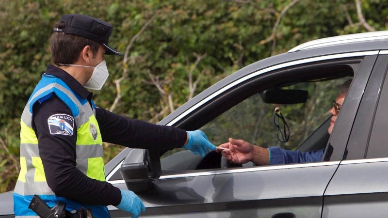 Un agente de la policía local realiza un control de tráfico para evitar el desplazamiento a segundas residencias durante la Semana Santa. EFE / Salvador Sas