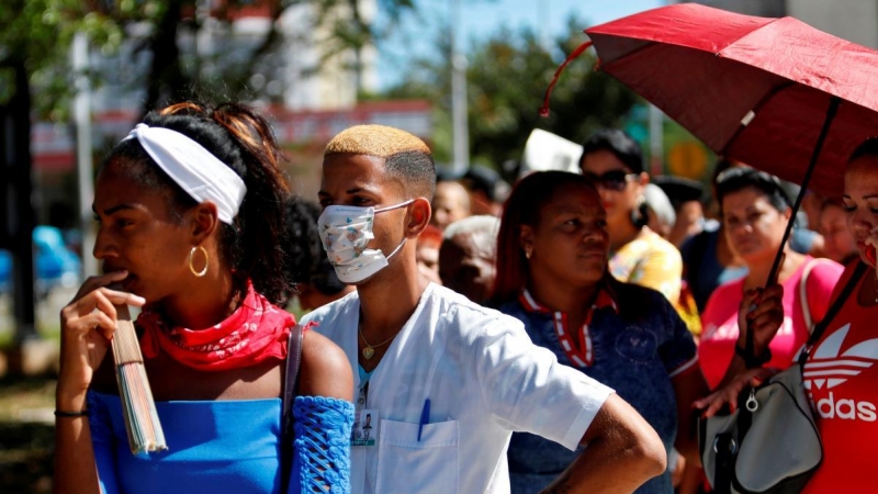 Cubanos ante la pandemia del coronavirus. / EFE