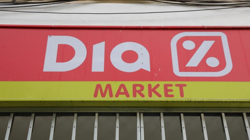 Logo de Dia en uno de sus supermercados en Madrid. E.P./Marta Fernández