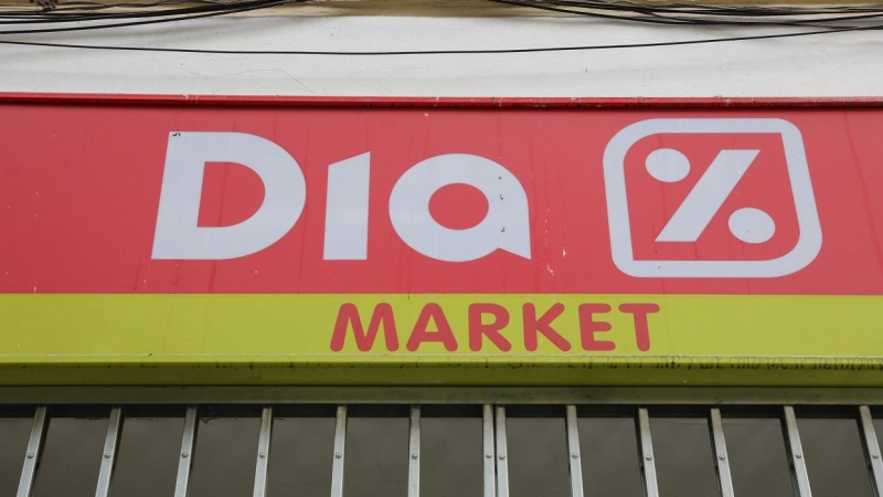 Logo de Dia en uno de sus supermercados en Madrid. E.P./Marta Fernández