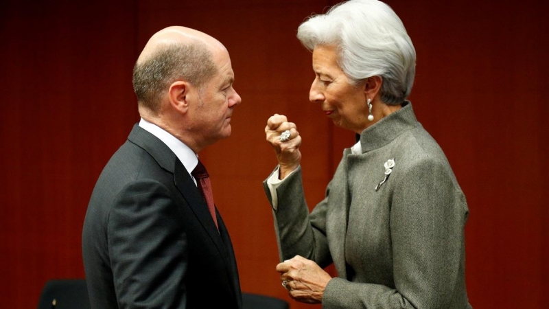 La presidenta del BCE, Christine Lagarde, conversa con el ministro de Finanzas de Alemania, Olaf Scholz, en una reunión del Eurogrupo en Bruselas. REUTERS/Francois Lenoir