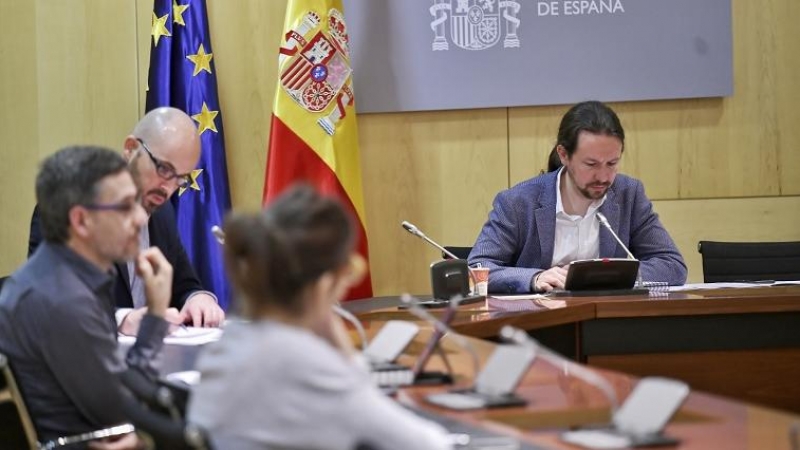 El vicepresidente segundo, Pablo Iglesias, en una de las reuniones de este jueves, junto al secretario de Estado de Derechos Sociales, Nacho Álvarez. DANI GAGO