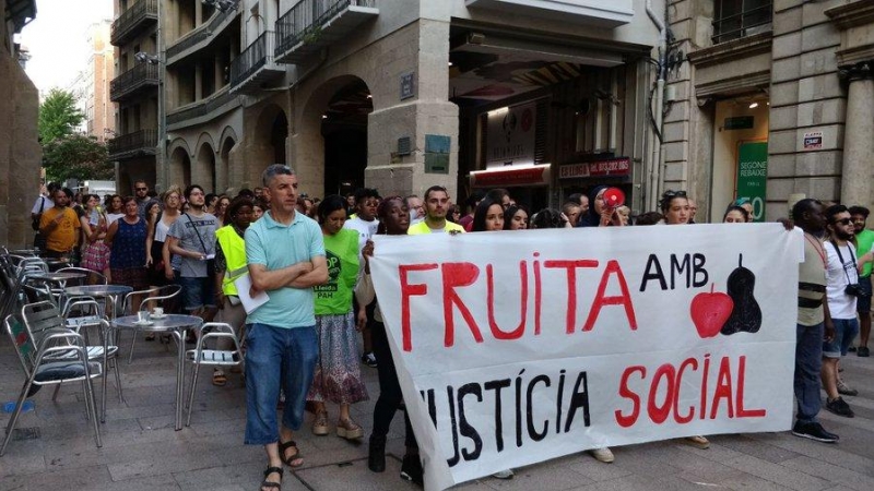 Una concentració de l'any passat de la campanya Fruita amb Justicia Social. FRUITA AMB JUSTÍCIA SOCIAL