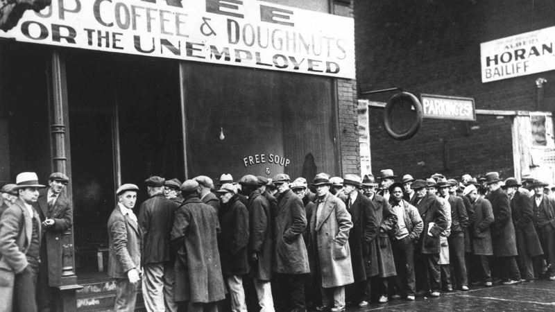 Una cola de hombres sin empleo, en un comedor de beneficencia que entrega 'Sopa gratis', abierto en Chicago por Al Capone en Chicago.