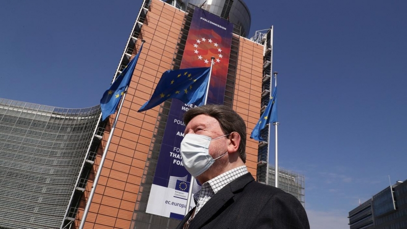 Un hombre cubierto con mascarilla, delante de la sede de la Comisión Europea en Bruselas. REUTERS/Yves Herman