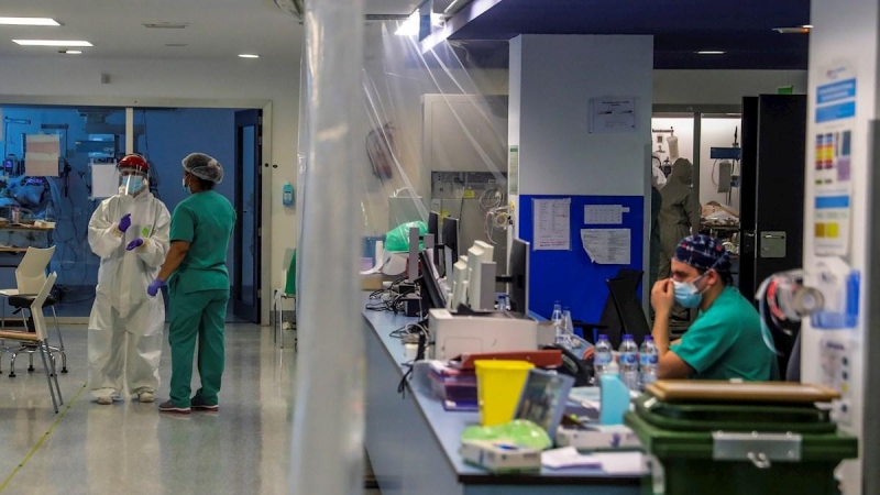 Personal sanitario en una UCI en el Hospital Puerta de Hierro, este jueves durante la vigésima sexta jornada del Estado de Alarma decretado por el Gobierno para frenar la pandemia del coronavirus. EFE/JuanJo Martín