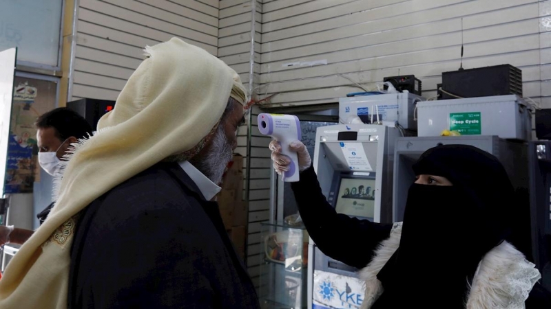 Una trabajadora comprueba la temperatura de un consumidor en un supermercado de Yemen.- EFE