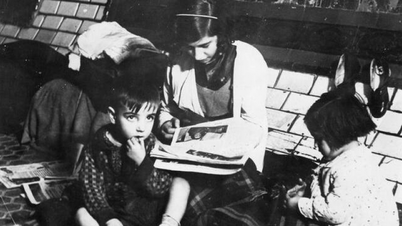 Niños refugiados en el Metro de Madrid durante la guerra civil.- FUNDACIÓN F. LARGO CABALLERO