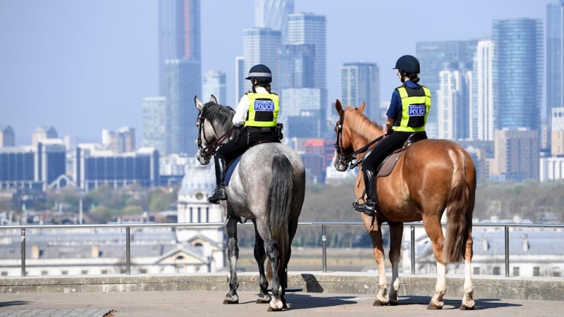 Policía montada en el Parque de Greenwich, en Londres, durante el confinamiento. | EFE