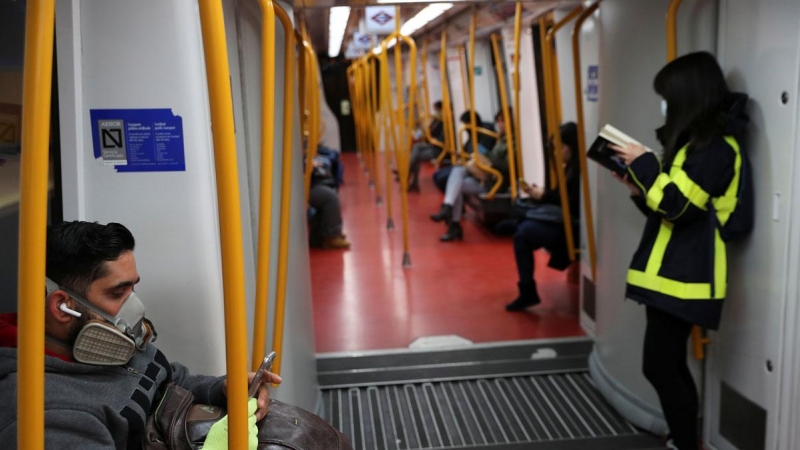Un hombre en el metro de Madrid con una mascarilla. - REUTERS