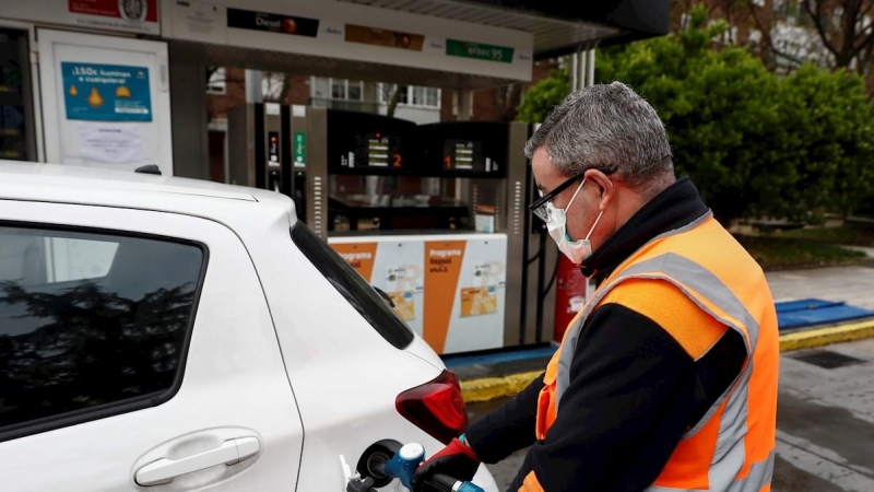 MADRID, 07/04/2020.- Un empleado de una gasolinera de Madridlena el depósito de un vehículo este martes, vigésima cuarta jornada desde que se decretase el estado de alarma para frenar la epidemia del coronavirus. EFE/Marisca